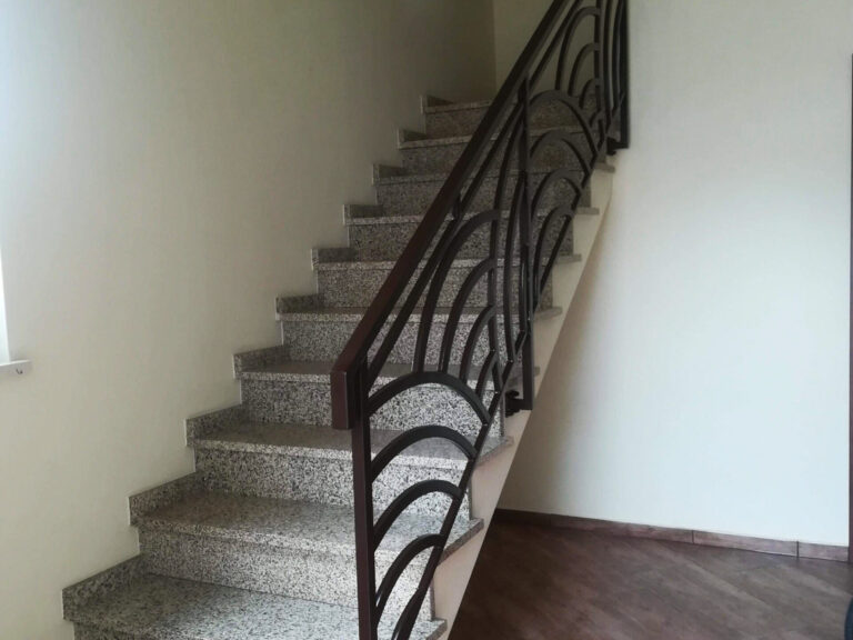 523